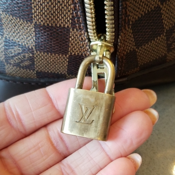 Louis Vuitton - Picture 2 of 5